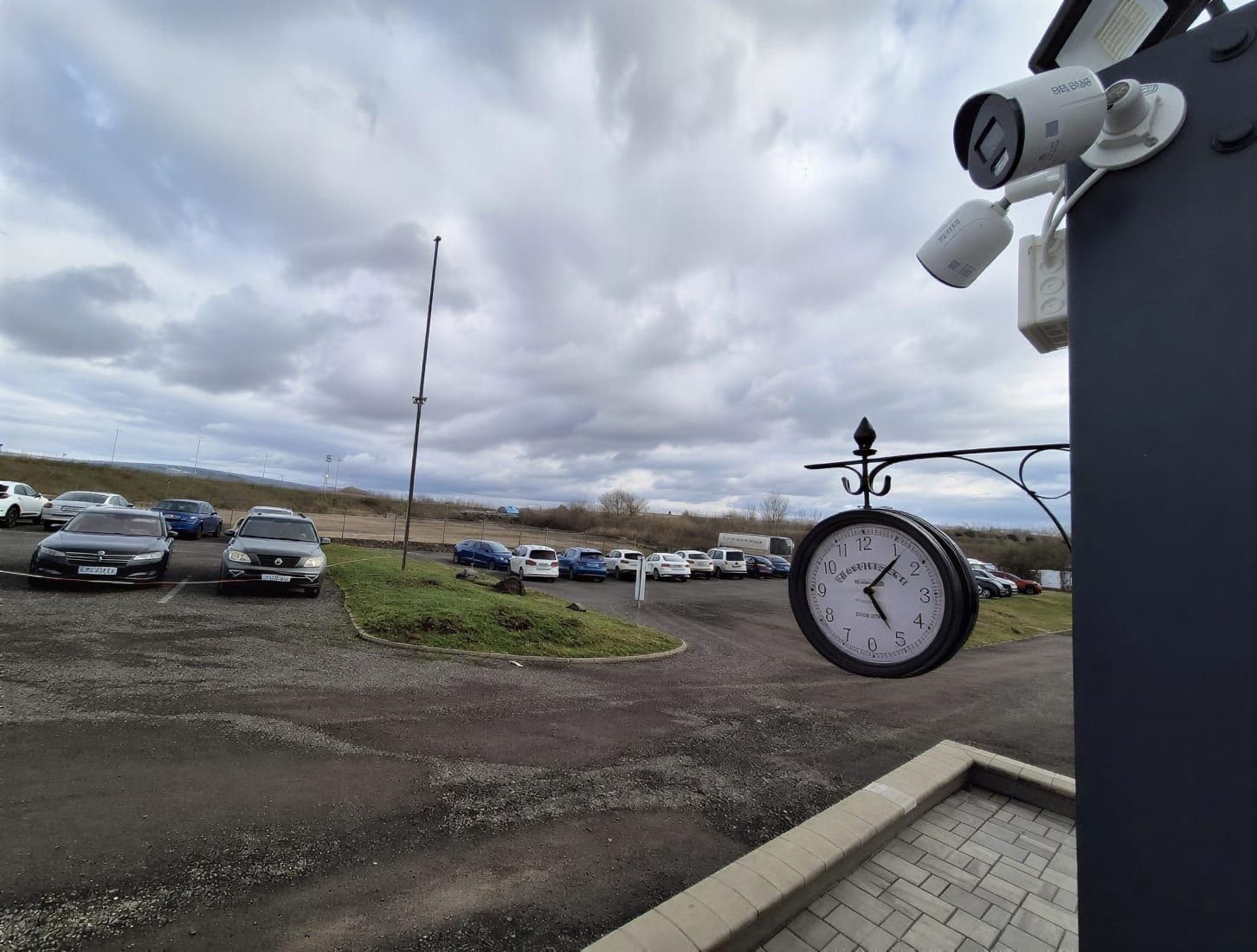 HostParking - parking lotnisko Praga Václava Havla (PRG) - zdjęcie parkingu
